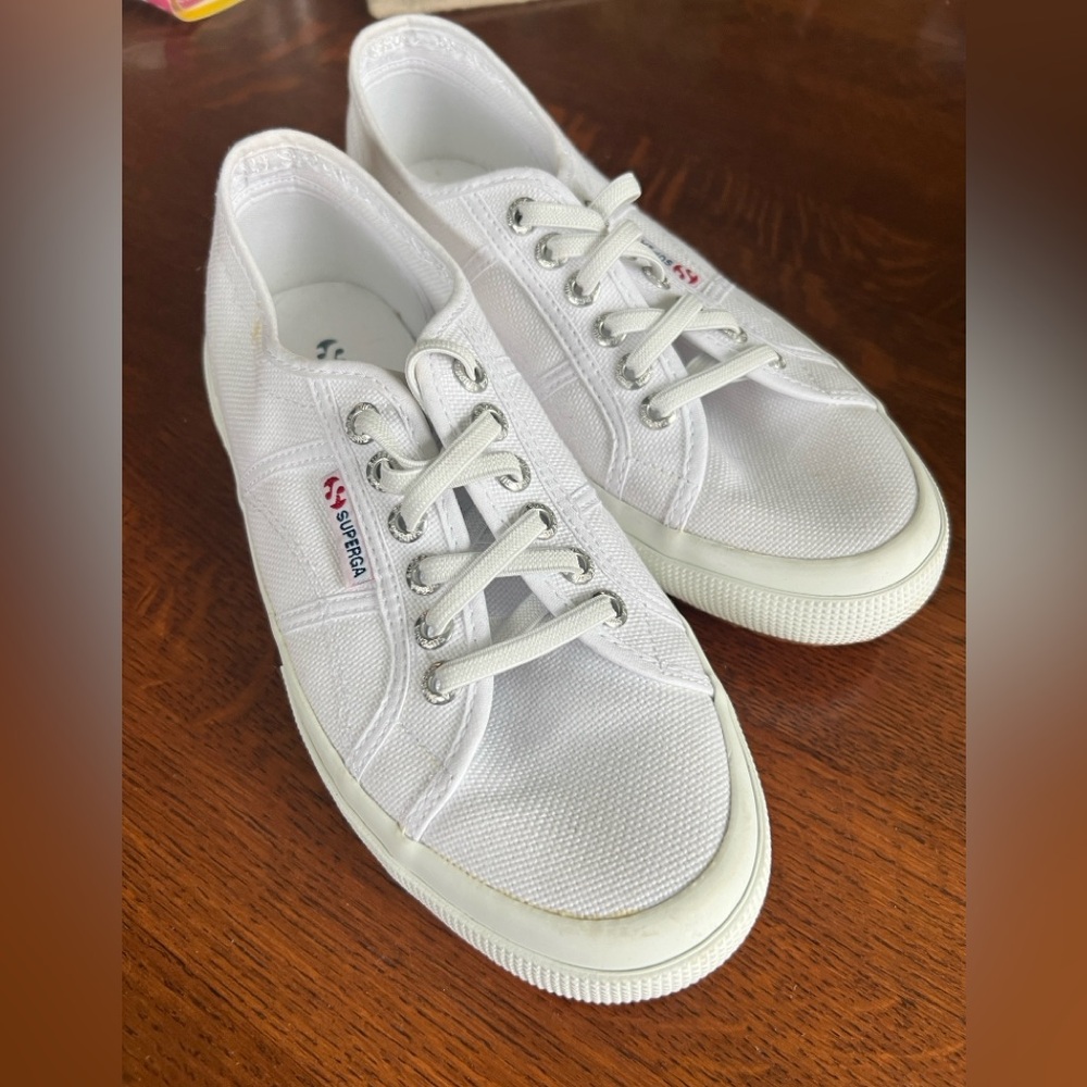 White Superga tennis shoes with stretch laces size 39 (8 or 8 1/2)